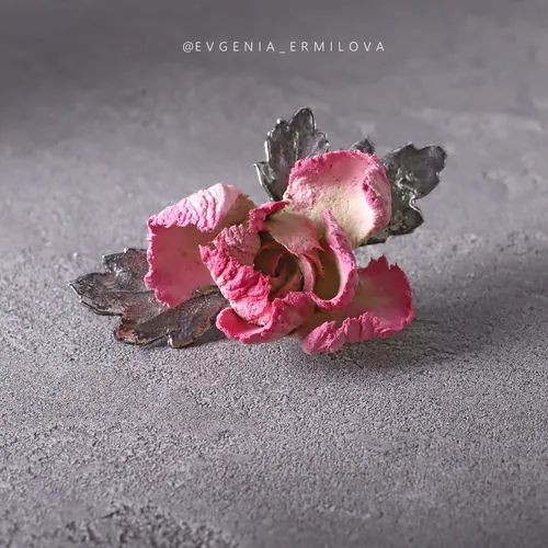 Bros «Peony Merah» — lukisan skulptural